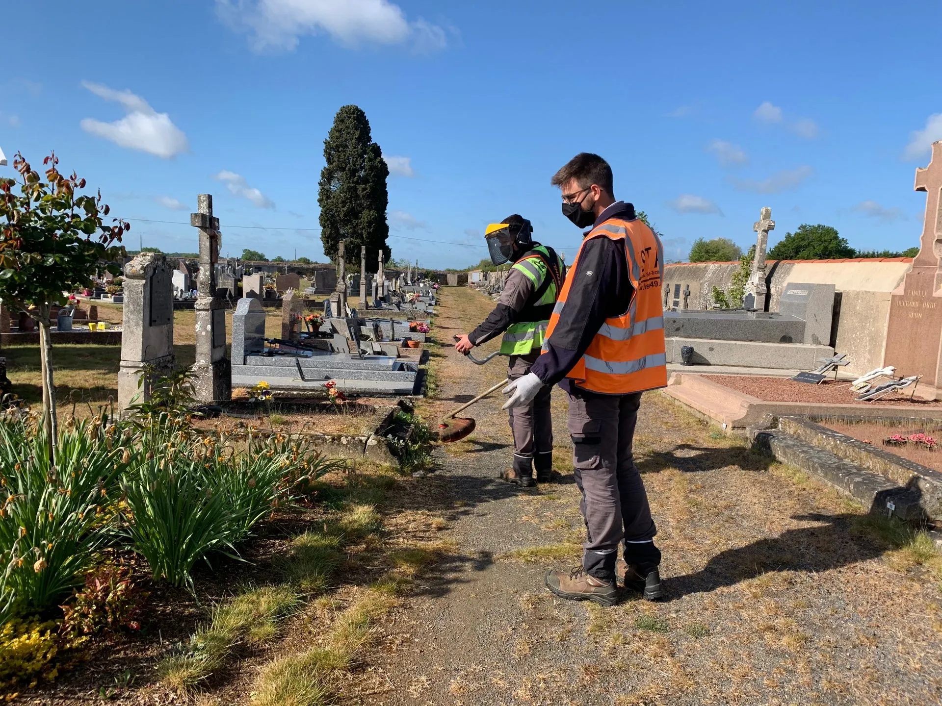Entretien des espaces verts des cimetières pour la commune de Lys Haut Layon